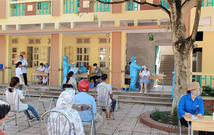 Huyện Ứng Hòa lấy 8.000 mẫu xét nghiệm sàng lọc cho nhóm đối tượng nguy cơ cao trong cộng đồng