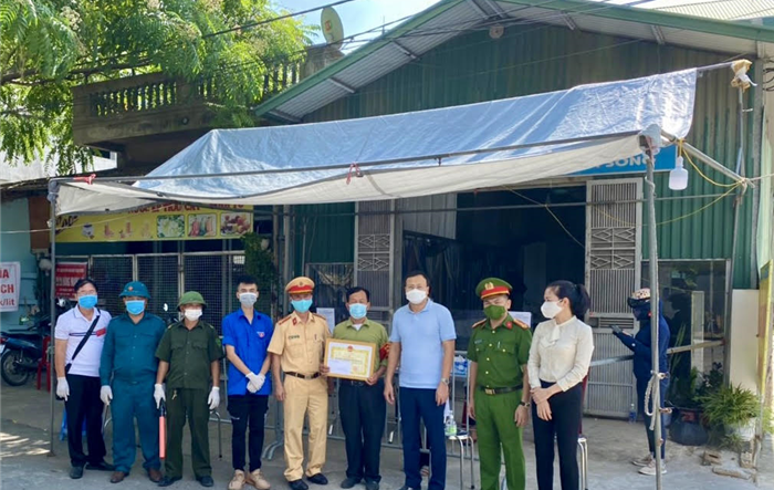 Thường trực Huyện ủy Sóc Sơn trao Giấy khen động viên lực lượng làm nhiệm vụ tại các chốt kiểm soát của Huyện
