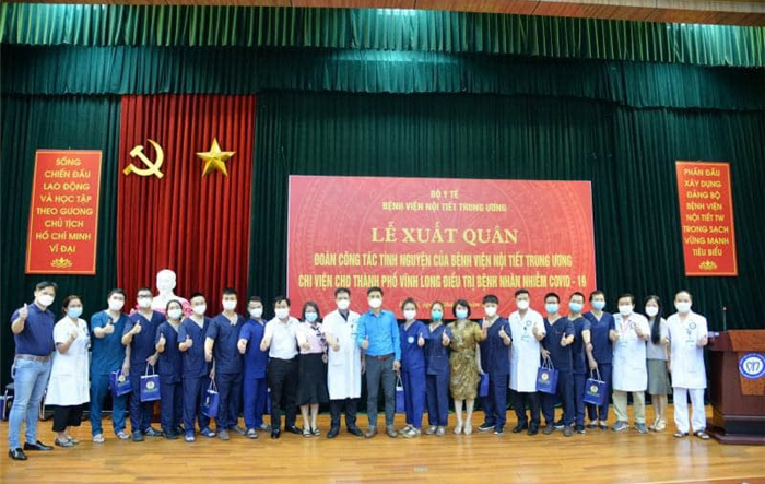 Đảng bộ Bệnh viện Nội tiết Trung ương: “Tiếp sức, chia lửa” cùng các lực lượng tuyến đầu chống dịch 