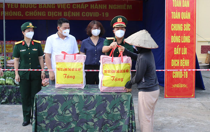 Bộ Tư lệnh Thủ đô Hà Nội trao quà hỗ trợ người mất việc làm, sinh viên khó khăn