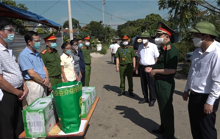 Thiếu tướng Nguyễn Quốc Duyệt kiểm tra, động viên lực lượng làm nhiệm vụ tại các chốt kiểm soát dịch trên địa bàn huyện Ba Vì