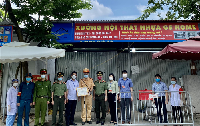 Chủ tịch UBND huyện Sóc Sơn kiểm tra, động viên chốt kiểm soát phòng, chống dịch Covid-19 tại cầu Thống Nhất