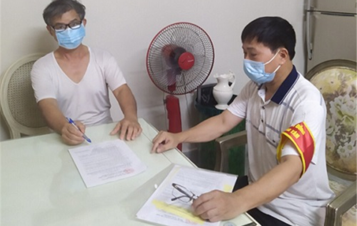 Quận Hai Bà Trưng: Triển khai ký cam kết thực hiện “Gia đình an toàn Covid-19” cho các hộ dân