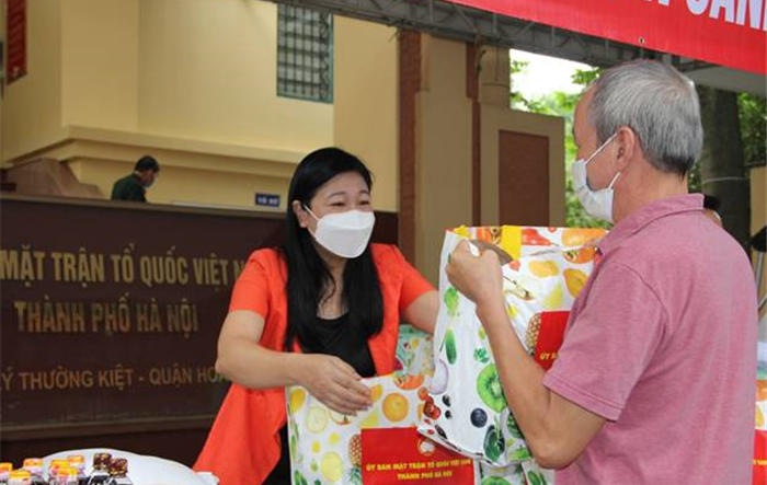 Ủy ban MTTQ Việt Nam thành phố Hà Nội tổ chức “Gian hàng 0 đồng” sẻ chia khó khăn với người dân