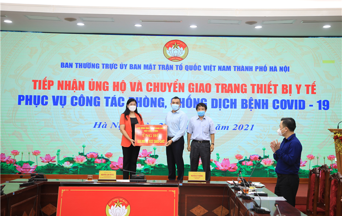 Uỷ ban MTTQ Việt Nam Thành phố chuyển giao trang thiết bị y tế phục vụ công tác phòng, chống dịch Covid-19
