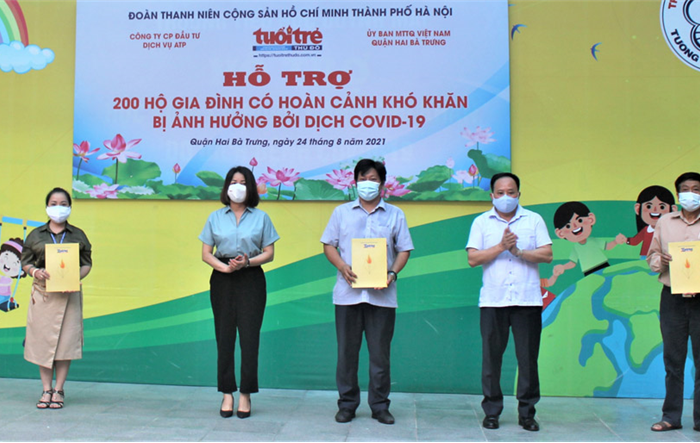 Trao quà hỗ trợ cho các hộ gia đình có hoàn cảnh khó khăn do dịch Covid-19 trên địa bàn quận Hai Bà Trưng