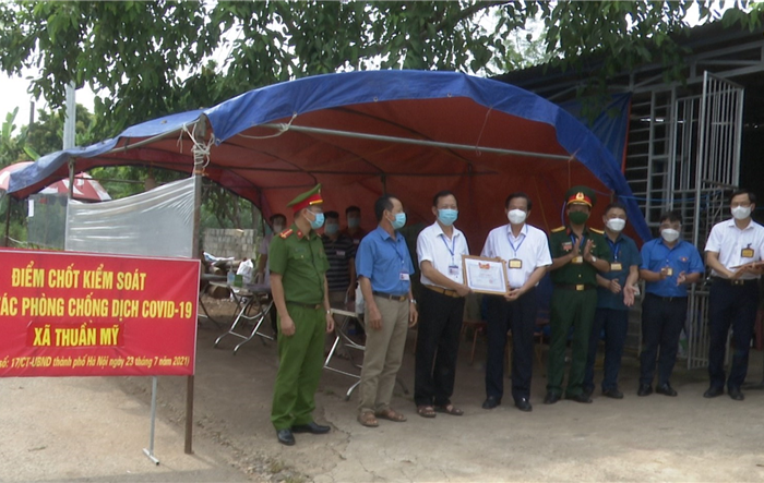  Khen thưởng các tập thể có thành tích xuất sắc trong công tác phòng, chống dịch Covid-19