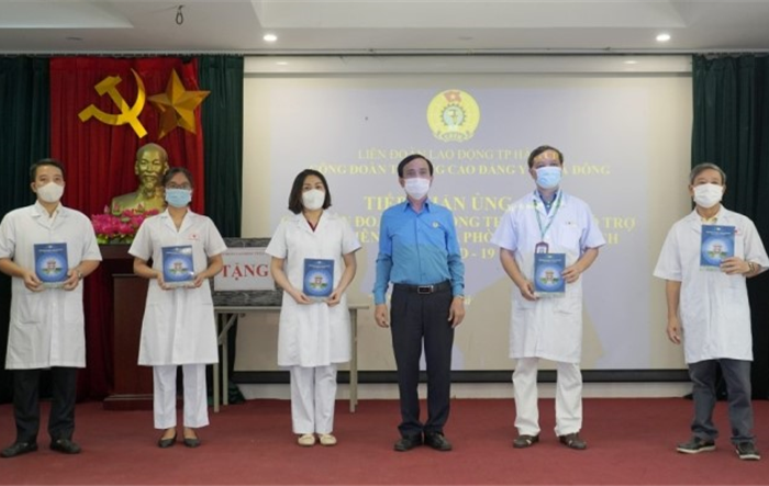 Liên đoàn Lao động Thành phố thăm, động viên lực lượng tuyến đầu chống dịch 