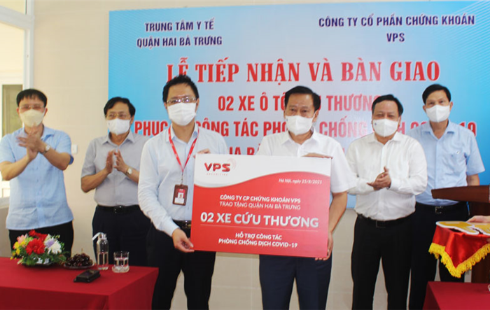 Trao 2 xe cứu thương trị giá 2,4 tỷ đồng cho quận Hai Bà Trưng
