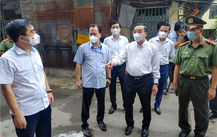 Chủ tịch UBND thành phố Hà Nội thị sát, chỉ đạo những việc cần làm ngay để hạ nhiệt điểm nóng Covid-19 nguy cơ nhất Thủ đô hiện nay