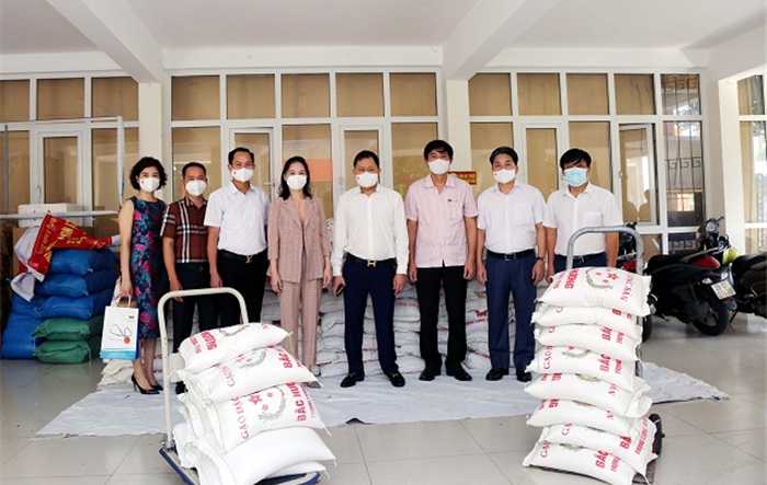 Đồng chí Lê Hồng Sơn dự lễ tiếp nhận 10 tấn gạo để hỗ trợ người dân quận Hà Đông