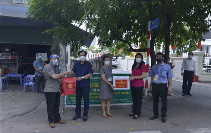 Chủ tịch Ủy ban MTTQ Việt Nam Thành phố Nguyễn Lan Hương kiểm tra công tác phòng, chống dịch Covid-19 trên địa bàn quận Tây Hồ
