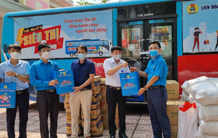 Gần 400 "Túi an sinh công đoàn” chia sẻ với người lao động gặp khó khăn trên địa bàn huyện Đông Anh 