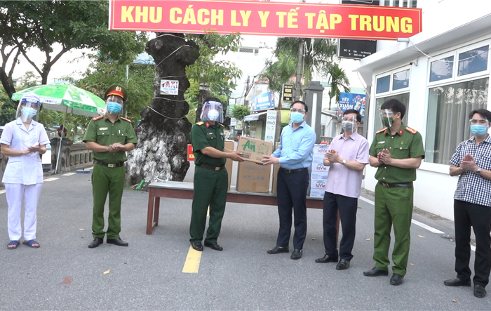Bí thư Huyện ủy thăm tặng quà lực lượng tuyến đầu phòng chống dịch Covid-19