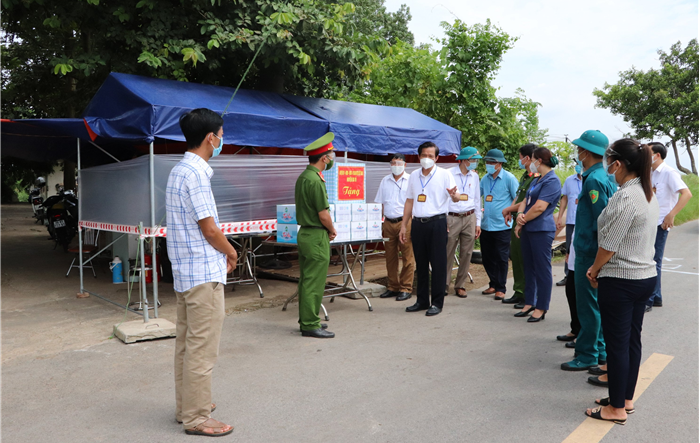 Bí thư Huyện ủy Ba Vì kiểm tra các chốt kiểm soát dịch các xã ven sông