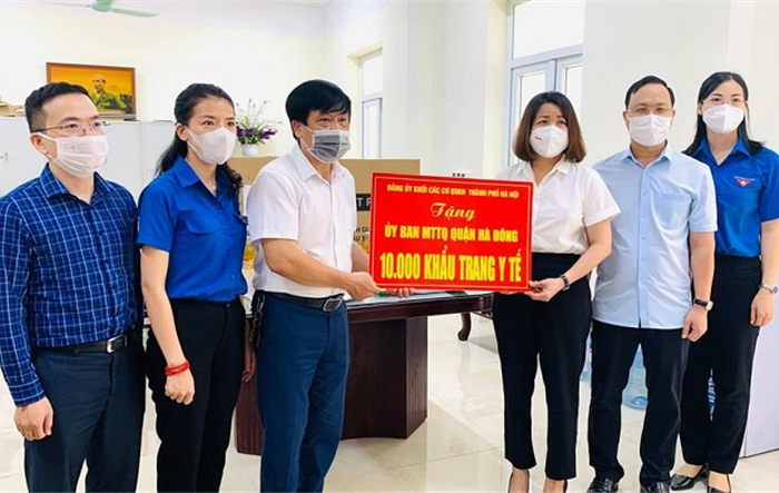 Đảng ủy Khối các quan thành phố Hà Nội tặng 7 tấn nông sản cho quận Hà Đông