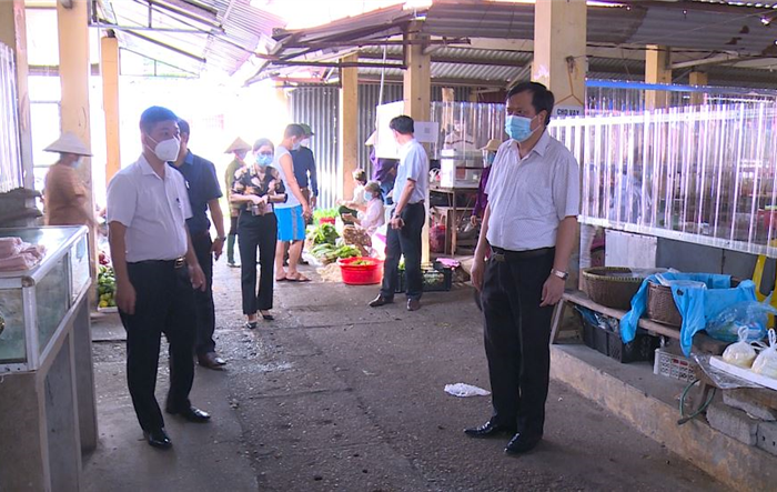 Phó Bí thư Thường trực Huyện ủy Phúc Thọ kiểm tra công tác phòng chống dịch Covid – 19 tại xã Võng Xuyên