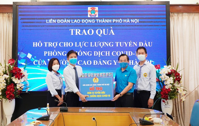 Liên đoàn Lao động Thành phố thăm, động viên lực lượng tuyến đầu chống dịch tại Trường Cao đẳng Y tế Hà Nội