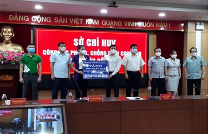 Sở Lao động - Thương binh và Xã hội trao quà hỗ trợ cho người dân bị phong tỏa gặp khó khăn do dịch bệnh Covid-19 trên địa bàn quận Đống Đa