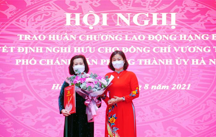 Trao Quyết định nghỉ hưu cho hai đồng chí Vương Thị Thanh Hương và Nguyễn Kim Hoàng
