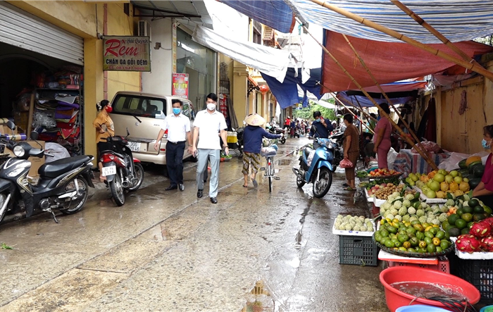 Phó Bí thư Thường trực Huyện ủy Thanh Oai kiểm tra công tác phòng, chống dịch Covid-19 tại chợ Tư, xã Bình Minh