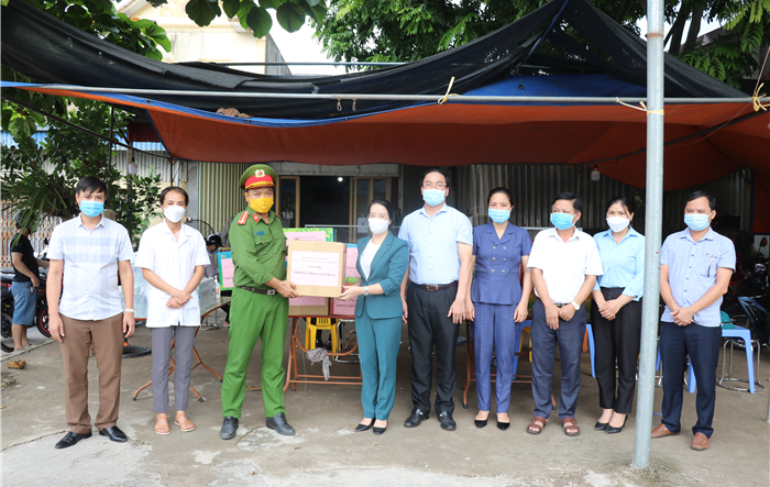Chủ tịch Hội Nông dân thành phố Hà Nội thăm, tặng quà tại xã An Phú