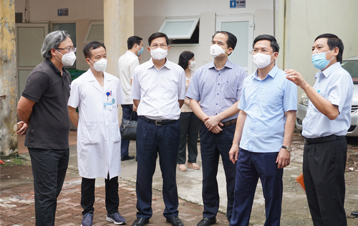 Phó Chủ tịch UBND Thành phố Hà Minh Hải kiểm tra công tác lắp đặt, đảm bảo sẵn sàng ôxy y tế phục vụ điều trị bệnh nhân mắc Covid-19