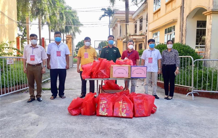 Phó Bí thư Thường trực Huyện ủy Nguyễn Nam Hà và lãnh đạo xã Phú Cường thăm, tặng quà Khu cách ly tập trung của huyện