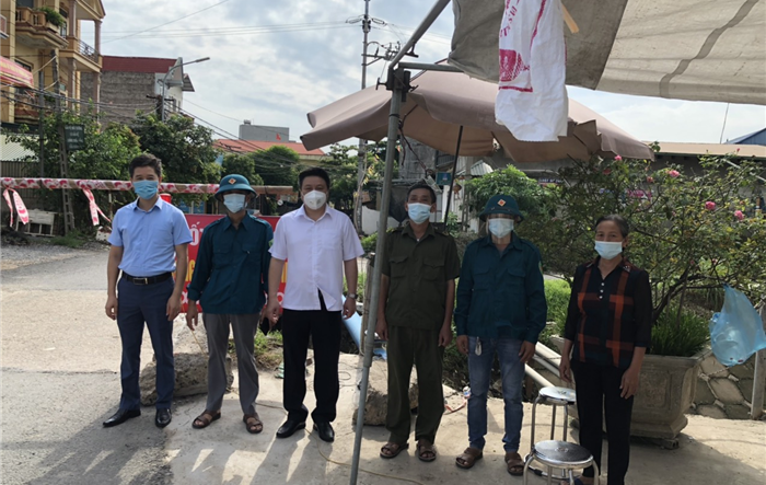 Lãnh đạo huyện Thanh Oai kiểm tra, động viên các chốt kiểm soát phòng, chống dịch Covid-19 trên địa bàn Huyện