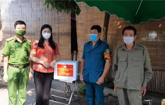 Chủ tịch Ủy ban Mặt trận Tổ quốc Thành phố Hà Nội thăm, tặng quà điểm chốt trực trên địa bàn quận Long Biên