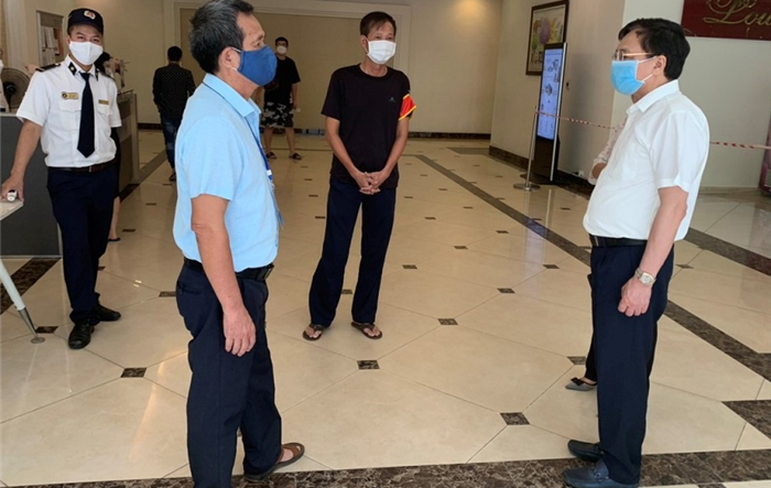 Bí thư Quận uỷ Hai Bà Trưng kiểm tra việc thực hiện giãn cách xã hội trên địa bàn Quận