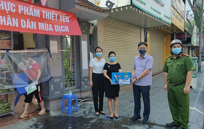 Chủ tịch UBND quận Hai Bà Trưng Nguyễn Quang Trung kiểm tra việc thực hiện công tác phòng, chống dịch Covid-19