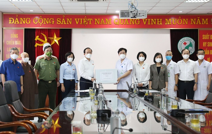 Đoàn Đại biểu Quốc hội thành phố Hà Nội thăm, tặng quà lực lượng tuyến đầu chống dịch