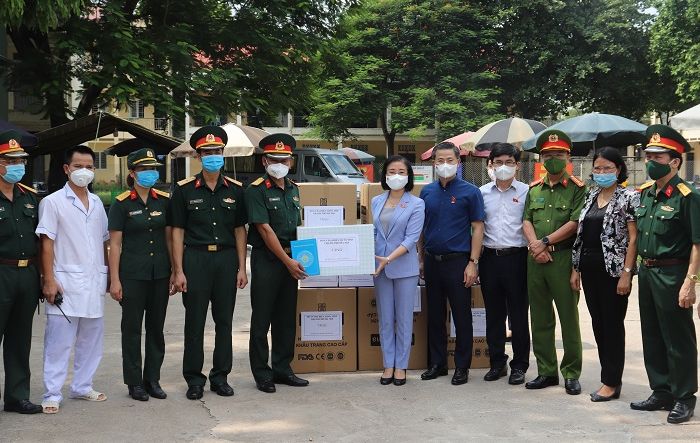 Đoàn đại biểu Quốc hội thành phố Hà Nội: Thăm, tặng quà các đơn vị tuyến đầu của Thành phố tham gia phòng, chống dịch