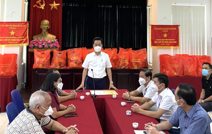 Lãnh đạo quận Hoàn Kiếm thăm hỏi, động viên lực lượng tuyến đầu tham gia công tác phòng, chống dịch Covid-19