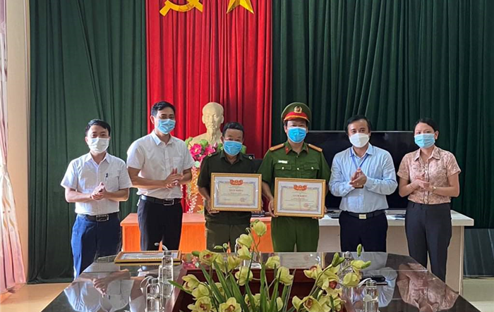 Khen thưởng đột xuất các tập thể, cá nhân có thành tích xuất sắc trong công tác phòng, chống dịch Covid-19