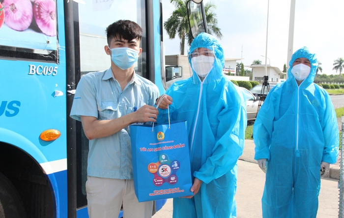 1.114 túi “An sinh Công đoàn” tới công nhân đang thực hiện “3 tại chỗ” tại Khu công nghiệp Bắc Thăng Long