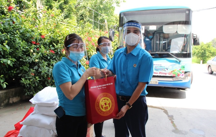 Chuyến “Xe buýt siêu thị 0 đồng” đến với công nhân, người lao động khó khăn huyện Gia Lâm, Thanh Oai và Ứng Hoà
