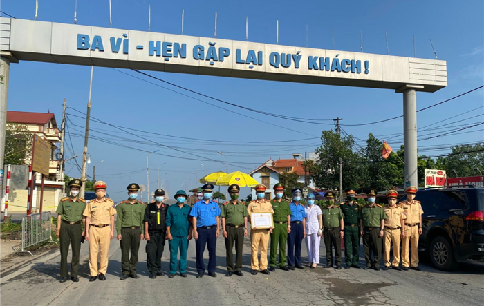 Trao Bằng khen của Chủ tịch UBND Thành phố cho cán bộ, chiến sỹ, nhân viên làm nhiệm vụ tại Chốt kiểm soát dịch số 17