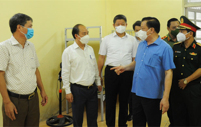 Bí thư Thành ủy Đinh Tiến Dũng chỉ đạo tăng cường huy động  sức dân để kiểm soát dịch từ gia đình, ngõ, phố