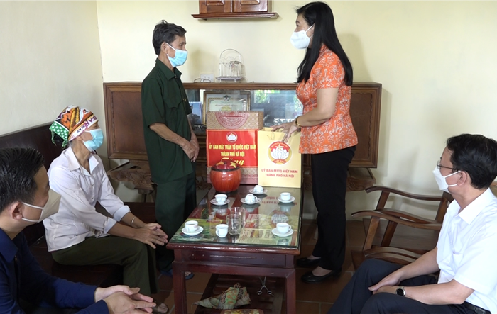 Trao quà hỗ trợ cho hộ nghèo Huyện Ba Vì bị ảnh hưởng bởi đại dịch Covid-19
