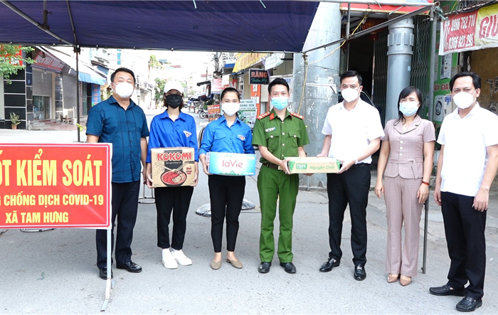 Chủ tịch UBND huyện Thanh Oai động viên các chốt kiểm soát phòng, chống dịch Covid-19 và khu cách ly y tế tập trung