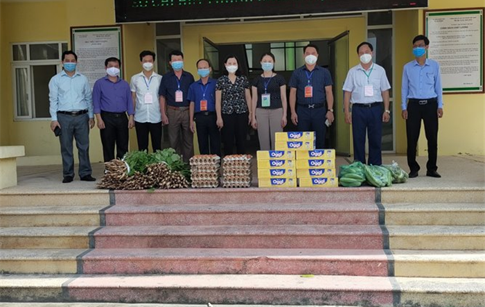 Lãnh đạo Hội Nông dân Thành phố thăm, tặng quà Sở Chỉ huy phòng, chống dịch Covid-19 xã An Khánh