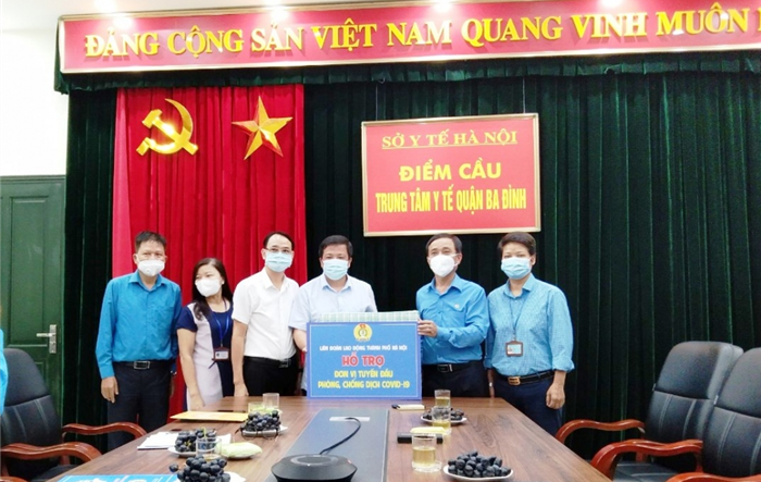 Liên đoàn Lao động Thành phố thăm tặng quà lực lượng tuyến đầu làm công tác phòng, chống dịch Covid-19