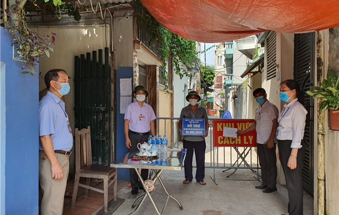 Phó Bí thư Thường trực Quận ủy Long Biên động viên lực lượng làm nhiệm vụ và người dân khu vực bị phong tỏa