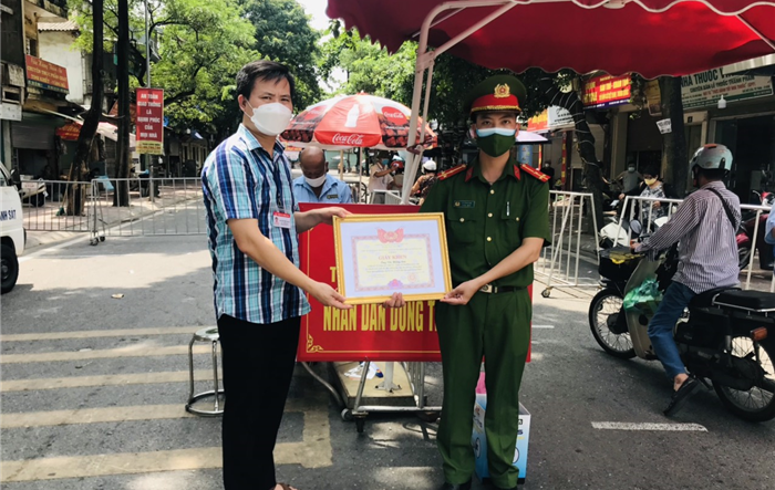 Long Biên: Khen thưởng đột xuất cho các cá nhân, tập thể có thành tích xuất sắc trong công tác phòng, chống dịch