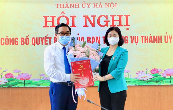 Phó Bí thư Thường trực Thành ủy Nguyễn Thị Tuyến trao các quyết định về công tác cán bộ