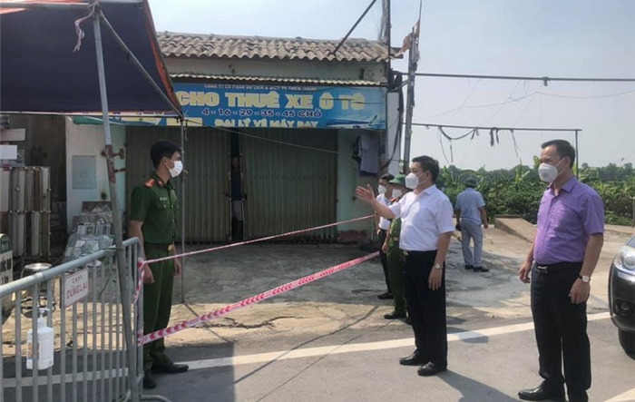 Chủ tịch UBND huyện Quốc Oai động viên các lực lượng tham gia chốt kiểm soát phòng, chống dịch