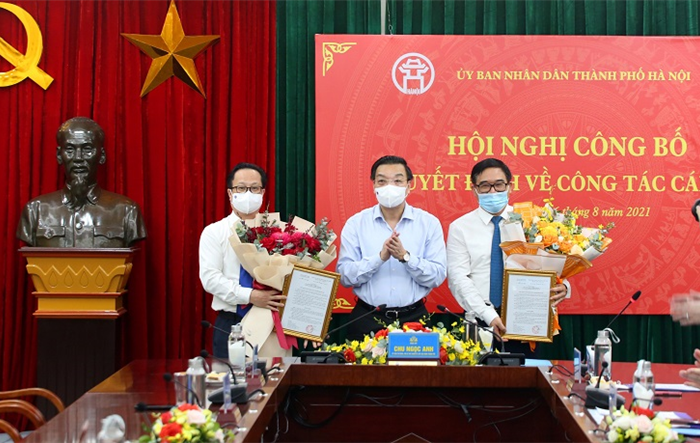 Trao Quyết định bổ nhiệm hai Giám đốc Sở, hai Phó Chánh Văn phòng UBND thành phố Hà Nội 