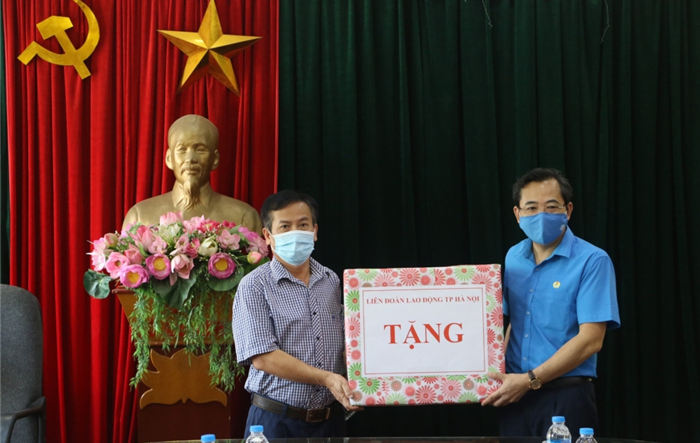 Liên đoàn Lao động Thành phố thăm, tặng quà động viên Trung tâm Y tế huyện Chương Mỹ